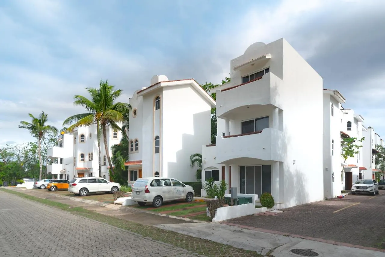 3 Bedroom Condo With Pool - Playacar Phase II - At Quintas Pakal Complex 21 Playa del Carmen Holiday home